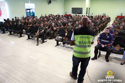 Prefeitura de Manaus realiza palestras sobre tcnicas de pilotagem e trnsito seguro para militares do Exrcito*