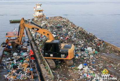 Prefeitura de Manaus realiza transbordo de resduos slidos despejados nas guas nos ltimos 30 dias