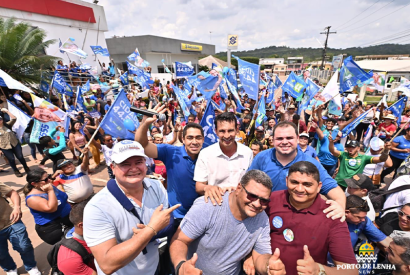 Roberto Cidade vai a Presidente Figueiredo e mobiliza grande nmero de apoiadores