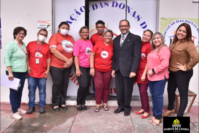 Prefeitura de Manaus faz doao de bens para a Associao de Donas de Casa do Morro da Liberdade