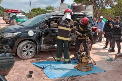 Corpo de taxista  removido de ferragens aps coliso na AM 010