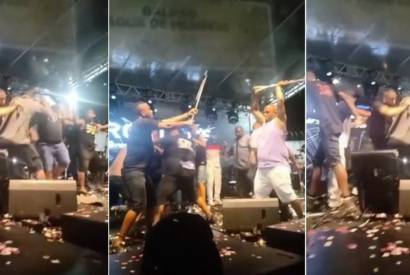 Equipes das bandas Psirico e Samba Trator trocam socos em cima do palco em Salvador