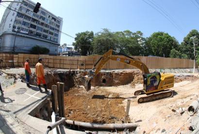 Trecho interditado na avenida 7 de Setembro recebe asfalto nesta semana