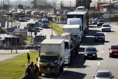 Caminhoneiros e taxistas recebem auxlio nesta tera