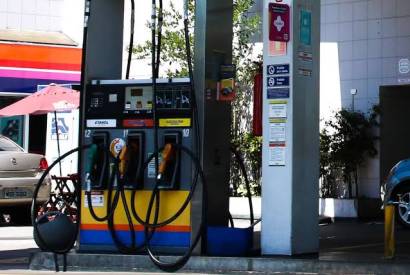 Preo da gasolina nos postos volta a subir aps 15 semanas