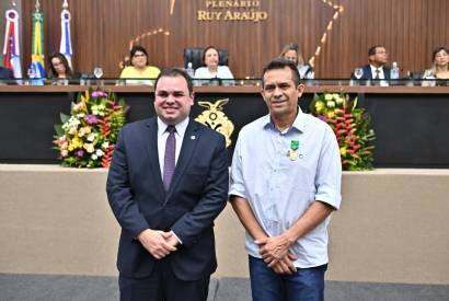 Roberto Cidade homenageia educador de Barreirinha com a Medalha Professora Igns de Vasconcellos Dias