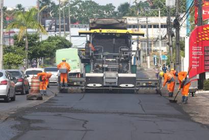 Prefeitura de Manaus aplica 11 mil toneladas de asfalto na avenida Max Teixeira