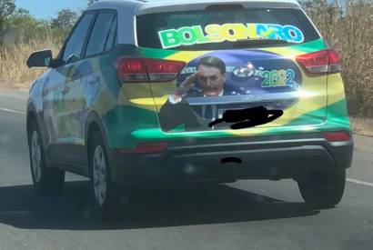 Colar adesivo de propaganda eleitoral no carro pode gerar multa? Veja o que a lei diz