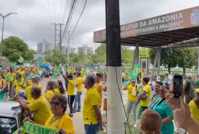 Manifestantes se renem em frente ao Comando Militar da Amaznia, em Manaus 