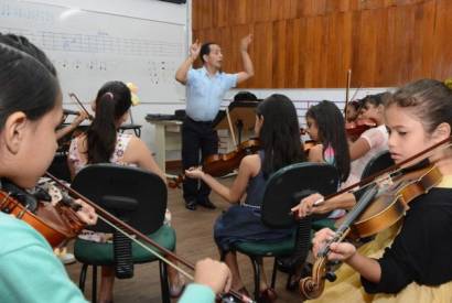 UEA realiza apresentao de projeto musical com crianas e jovens   