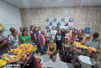 Natal solidrio do Projeto Aconchego corrente de solidariedade arrecada alimentos para famlias carentes  