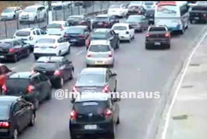 Manh de manifestao deixa trnsito lento na avenida Coronel Teixeira 