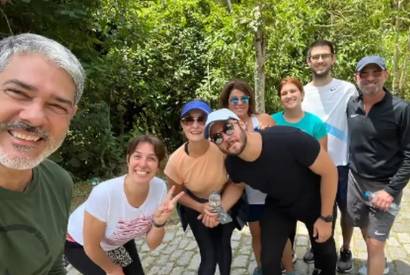 Tlio Gadlha compartilha foto com Ftima Bernardes e William Bonner durante caminhada