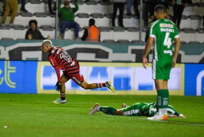 Amazonense Werton celebra primeiro gol como profissional do Flamengo