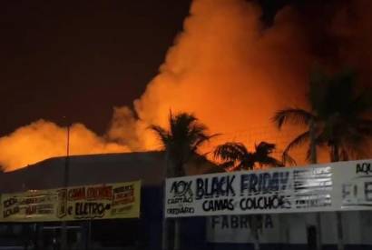 Incndio atinge galpo de fbrica de colches em Manaus  