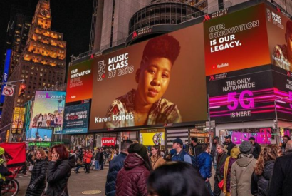 Cantora amazonense Karen Francis  destaque em telo da Times Square