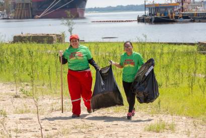 Projeto Orla Limpa, da Atem, recolhe mais  de uma tonelada de lixo do rio Negro