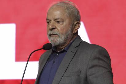 Lula passa por internao para procedimento nas cordas vocais  