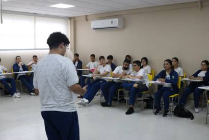 Estudantes debatem temas internacionais baseados em reunies da Organizao das Naes Unidas