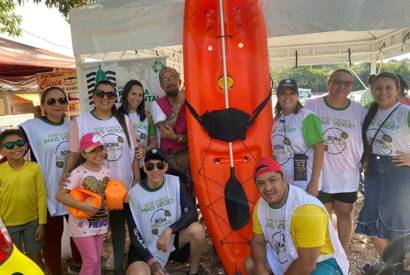 Voluntrios participam do projeto Remada Ambiental, com a limpeza do igarap do Gigante