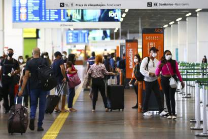 Mscaras em avies e aeroportos so obrigatrias a partir desta sexta-feira  