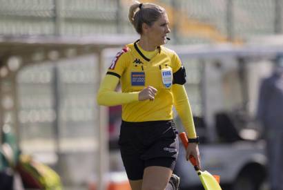 Brasileira Neuza Back far parte do primeiro trio feminino a apitar jogo na Copa do Mundo  