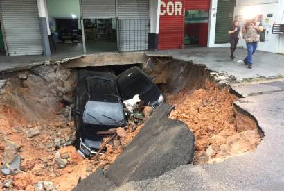 Aps forte chuva, cratera se abre em rua da zona sul de Manaus  