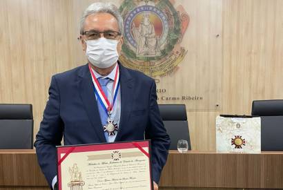 Diretor-presidente da FCecon  condecorado com medalha do Poder Judicirio