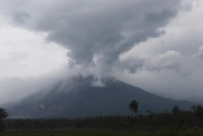 Erupo do vulco Monte Semeru deixa Indonsia em alerta mximo