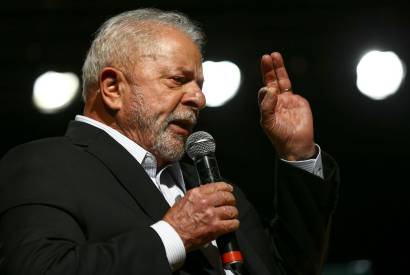 Lula faz exames na garganta neste domingo em So Paulo   