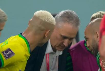 Tite faz a dana do pombo aps gol de Richarlison contra a Coreia do Sul na Copa do do Mundo