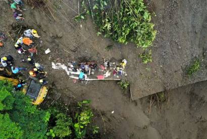 Deslizamento de terra atinge nibus na Colmbia e deixa ao menos 27 mortos  