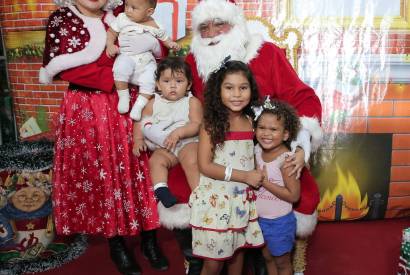 Natal Itinerante leva diverso e brinquedos para crianas do bairro Ouro Verde na zona leste de Manaus