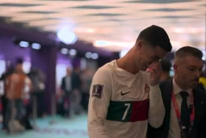 Cristiano Ronaldo deixa o gramado chorando aps eliminao de Portugal na Copa do Mundo