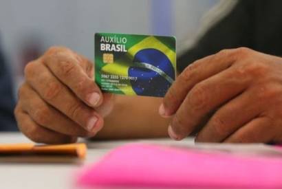 Auxlio Brasil comea a ser pago a 21,6 milhes; veja calendrio   