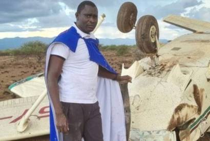 Bicampeo olmpico sobrevive a acidente de avio e tira foto com os destroos   