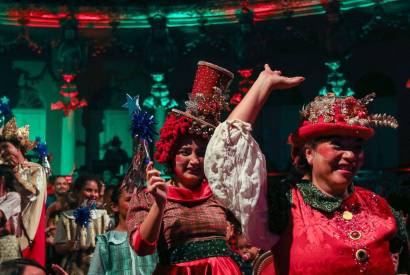 O Encanto do Natal: surpreendente, espetculo arranca risos da plateia com os ajudantes do Papai Noel