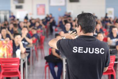 Sejusc realiza palestra sobre uso de drogas em empresa do Distrito Industrial