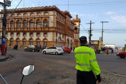 Agentes de trnsito monitoram vias nos centros comerciais de Manaus