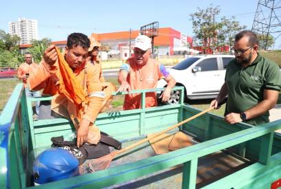 Servidores da Semulsp usaro triciclos para agilizar limpeza em Manaus