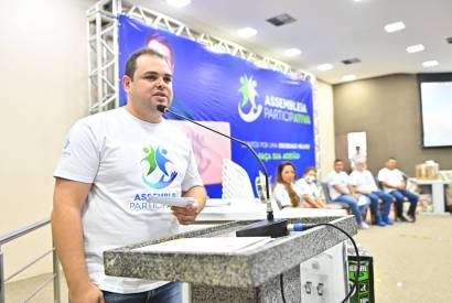 Presidente da Aleam, Roberto Cidade faz entrega simblica de doaes adquiridas atravs do programa Assembleia Participativa