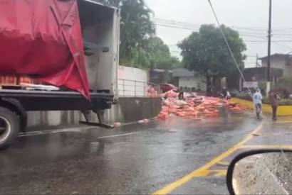 Carga de refrigerantes cai de caminho e afeta trnsito em Manaus  