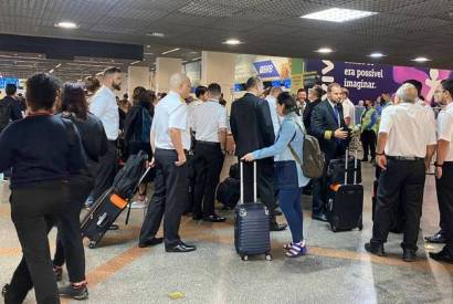 Pilotos e comissrios de bordo entram em greve e j provocam atrasos de voos   