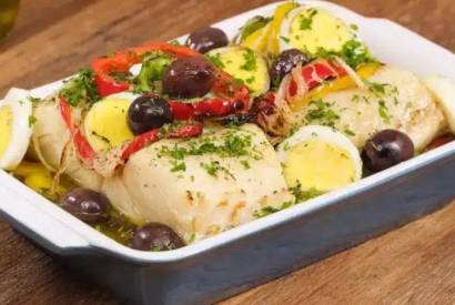 Receita de Natal: aprenda o passo a passo do bacalhau ao forno com batata doce e couve