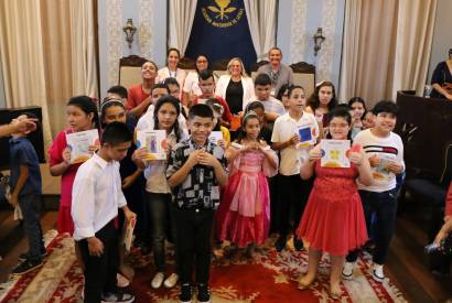 Dia de autgrafos marca lanamento de 74 livros escritos por estudantes da educao especial