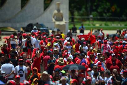 Multido toma conta da Esplanada em domingo ensolarado na capital