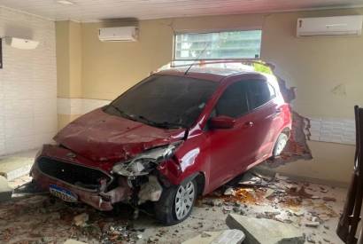 Motorista perde o controle e carro invade restaurante em Manaus