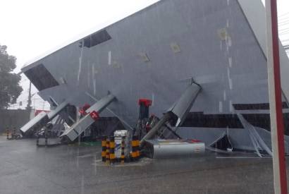 Durante forte chuva, cobertura de posto desaba em Manaus; assista ao vdeo