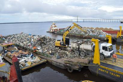 Prefeitura de Manaus realiza transbordo de 500 toneladas de lixo na capital