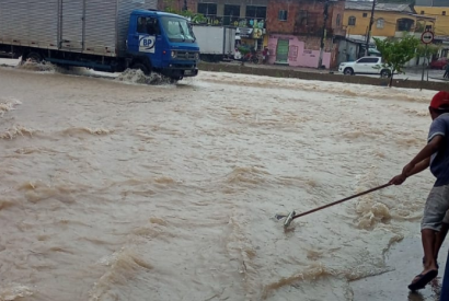 Igarap transborda e ruas ficam inundadas durante forte chuva em Manaus